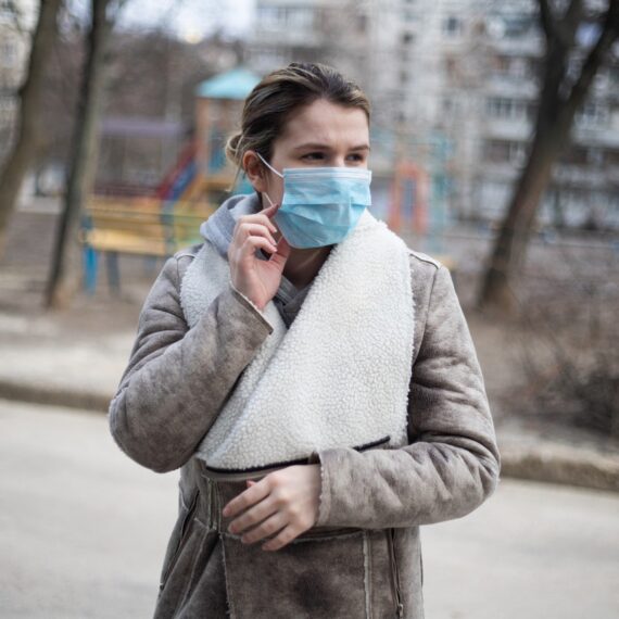 Experți: Poluarea din aer poate crește rata mortalității COVID-19
