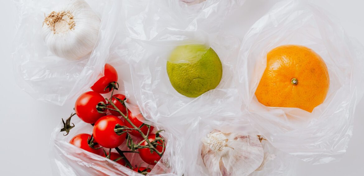 Franţa va interzice ambalajele din plastic pentru aproape toate fructele şi legumele din ianuarie 2022