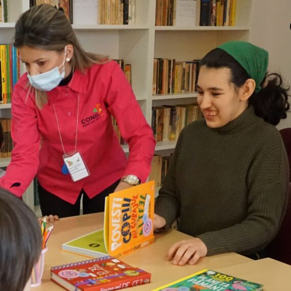 Libris contribuie prin proiectul CarteTeca la dotarea bibliotecii școlare a Școlii Gimnaziale CONIL