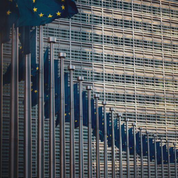 Comisia Europeană vrea ca UE să poată impună sancțiuni asupra partenerilor comerciali care nu respectă standardele legate de mediu sau pe cele care țin de drepturile angajatului