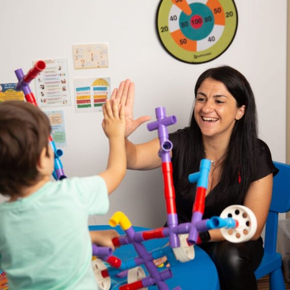 5 din 10 copii cu autism pot fi complet recuperați dacă urmează terapia ABA în primii 2 ani de viață. În 2022, Asociația Autism Voice a susținut peste 750 de copii cu TSA