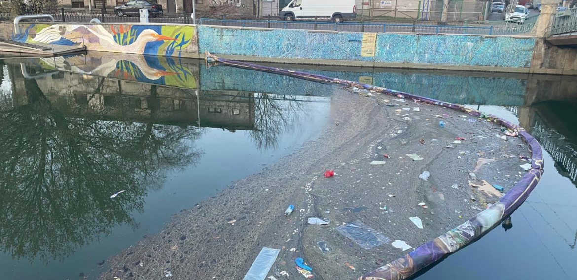 În București a fost instalată prima barieră plutitoare  menită să oprească deșeurile de pe râul Dâmbovița