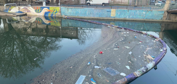 În București a fost instalată prima barieră plutitoare  menită să oprească deșeurile de pe râul Dâmbovița