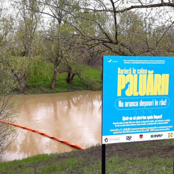 Asociația MaiMultVerde a instalat a șaptea barieră plutitoare pe râul Jijia, în județul Iași