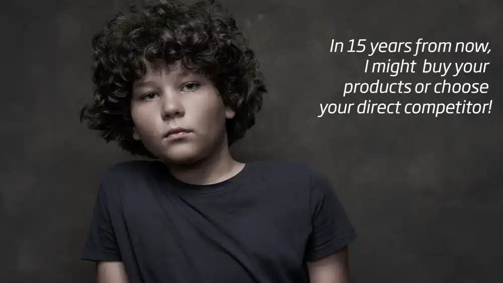 Băiat cu părul creț, cu mesajul: In 15 years from now, I might buy your products or choose your direct competitor!
