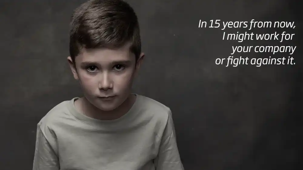Băiat cu mesajul: In 15 years from now, I might work for your company or fight against it.