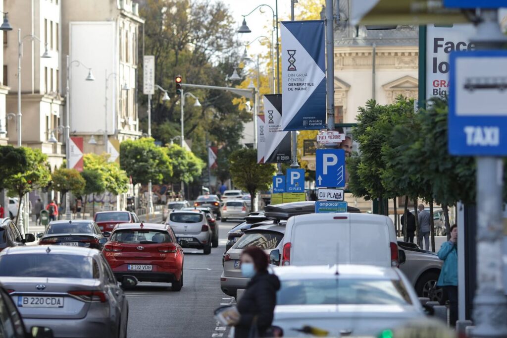 Bannere „Din grijă pentru generațiile de mâine” ale Zilei Sustenabilității pe o stradă din București